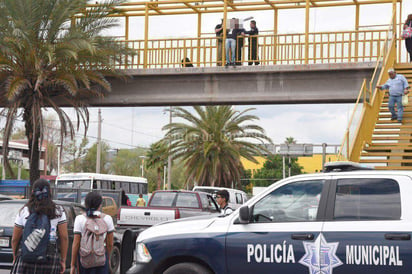 Elementos de la Policía Municipal evitaron que el joven se suicidara. (EL SIGLO DE TORREÓN)