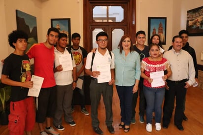 Los jóvenes que realizaron su servicio social son alumnos de escuelas del nivel bachillerato. (EL SIGLO DE TORREÓN)