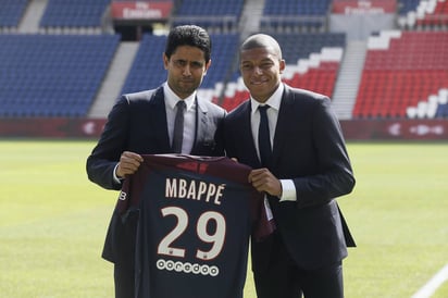 Kylian Mbappé (d) posa con el presidente del PSG Nasser Al-Khelaïfi (i) durante su presentación en París. (EFE)