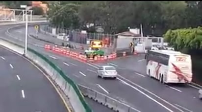 Protección Civil de Morelos reportó la formación de un socavón en el interior del estacionamiento de Capufe situado en el kilómetro 79.9 de la autopista México-Cuernavaca, dirección sur-norte, lo que obligó al cierre de dos carriles. (TWITTER)