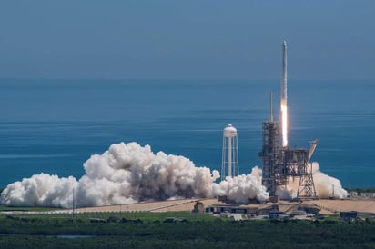 El cohete Falcon no tripulado despegó del Centro Espacial Kennedy en Florida mientras las escuelas y los negocios efectuaban los preparativos para recibir al huracán Irma. (ARCHIVO)