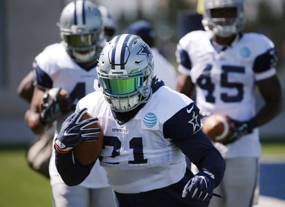 Ezekiel Elliott jugará la primera semana con los Cowboys. (AP)