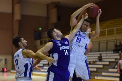 El primer periodo fue muy disputado, donde los locales salieron airosos con ventaja de 21-17, pero en el segundo, los locales apenas anotaron 9 unidades, por 24 de la visita, con lo que inclinaron la balanza de manera definitiva. (ESPECIAL)