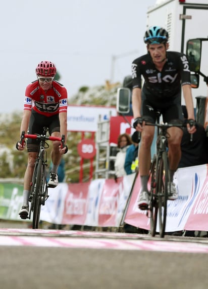 Chris Froome (i) incrementó a 2 minutos, 15 segundos su delantera sobre el italiano Vincenzo Nibali. (EFE)