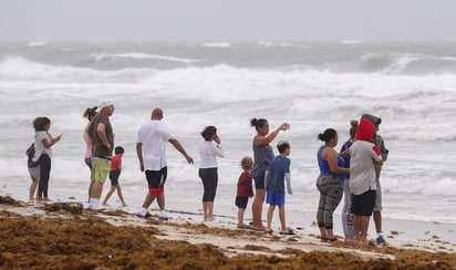 Las primeras lluvias asociadas al huracán 'Irma' llegaron hoy a Miami y, con ellas, los primeros cortes de luz, a pesar de que los enormes vientos del huracán, de 133 millas por hora, con rachas más fuertes, casi no se sienten todavía en la ciudad. (EFE)