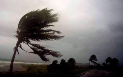 Tras tocar tierra en Cuba, Irma perdió fuerza, pero recuperó parte de ella al salir de nuevo a aguas del Estrecho de Florida, aunque los meteorólogos del NHC vaticinan un progresivo debilitamiento mientras se dirija hacia el norte, sin dejar de ser un 'poderoso huracán'.
