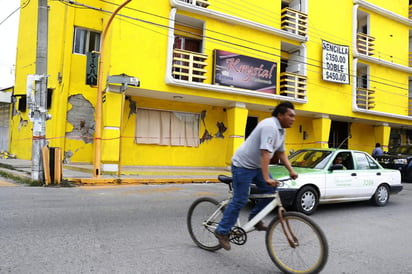 El gobierno federal y estatal comenzaron con el recuento de daños y censo de los pobladores afectados por el sismo del pasado jueves en Oaxaca. (EFE)