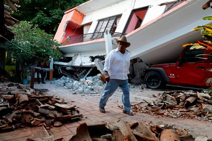 A cinco días del sismo, 17 mil 920 familias pernoctan en casas de familiares y parientes mientras que otras 209 familias (834 personas) se alojan en refugios temporales de diferentes municipios de la entidad, los cuales son atendidos por las autoridades. (ARCHIVO)