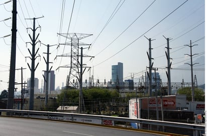 Enigma. Una falla técnica en la operación de la Subestación San Jerónimo dejó sin electricidad a miles de personas en 4 estados. (AGENCIA REFORMA)  