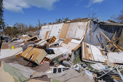 Al menos siete personas, entre ellas un policía, murieron por lesiones relacionadas con la tormenta en Florida, cuando atravesó el estado con vientos superiores a los 200 kilómetros por hora desde el pasado sábado. (EFE)