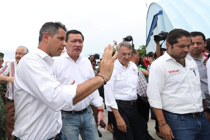 'Ya estamos en la comunidad de Lázaro Cárdenas del municipio Cintalapa, Chiapas. Seguimos recorriendo con los vecinos las zonas afectadas', dio a conocer en su cuenta en Twitter @osoriochong. (ARCHIVO)