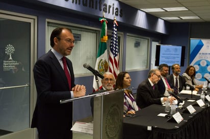 'Estamos hablando de muchachos con una gran formación, talentosos, disciplinados, que cumplen con la ley y tienen educación, en la mayoría de los casos', resaltó el canciller mexicano en el Consulado de México en Los Ángeles, donde se abrirá una bolsa de trabajo para ellos. (EFE)