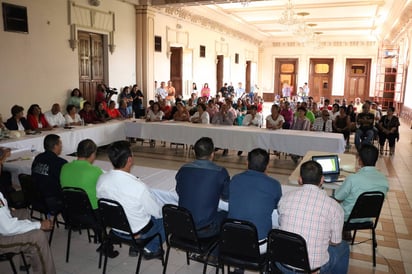 Diálogo. La reunión entre vecinos de la Sarabia y autoridades de Lerdo se realizó el día de ayer por la tarde. No llegaron a acuerdos. (EL SIGLO DE TORREÓN)