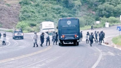 Los jóvenes estudiantes aventaron un camión de transporte público, que también fue robado, contra los policías antimotines que les marcaron el alto. (ESPECIAL)