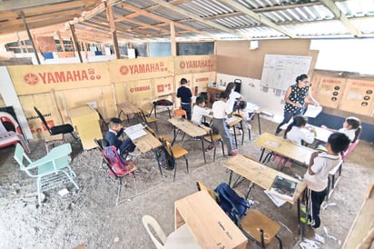 Sin cambios. Los salones están improvisados con paredes de cartón y madera, así como piso de tierra. La primaria es una galera donde los maestros compiten todo el tiempo con sus compañeros para que los alumnos los escuchen. (EL UNIVERSAL)