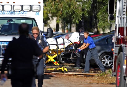 Tristeza. Una socorrista lleva a una de las personas que se encontraba en el asilo de ancianos de Hollywood, Florida. (AP)