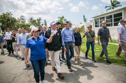 Recuperación. Trump estuvo acompañado durante el recorrido por el gobernador Rick Scott. (NOTIMEX)