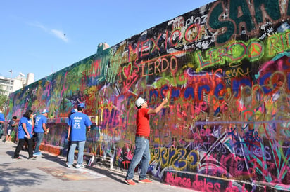 Murales. Invitan a la sociedad lagunera a apreciar los 30 murales que serán realizados en el Paseo Colón. (FERNANDO COMPEÁN)