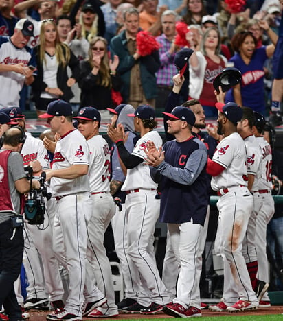 Los jugadores de los Indios agradecen a sus aficionados luego de caer 4-3 ante los Reales de Kansas City. (AP)