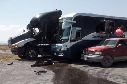 Accidente. Sólo se registraron daños materiales, incluso las personas fueron rescatadas del autobús por las ventanas.