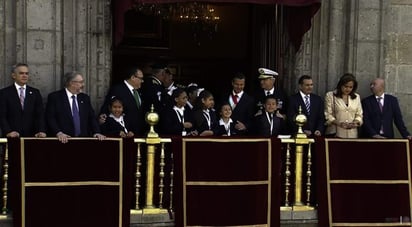 El mandatario preside el desfile desde el balcón del Palacio Nacional. (ESPECIAL) 