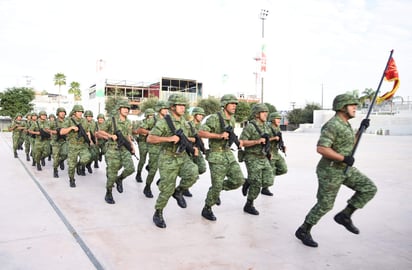 Militares desfilaron por la avenida Matamoros. (JESÚS GALINDO) 