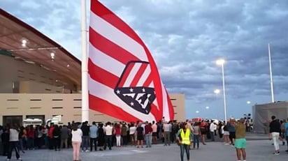 El motivo fue que la bandera del Atlético de Madrid lució izada al revés. (ESPECIAL)