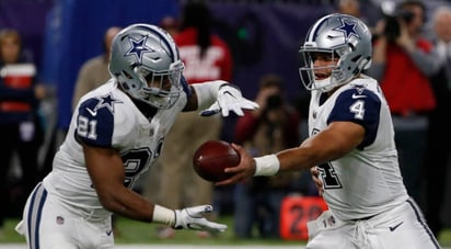 Ezekiel Elliott (i) y Dak Prescott (d) son las piezas clave en la ofensiva de los Vaqueros de Dallas. (Archivo)