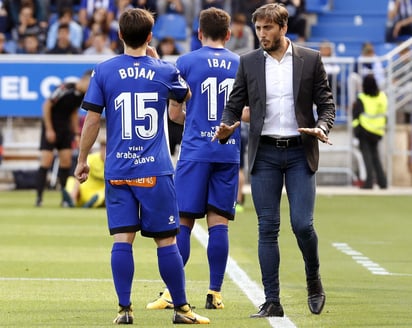 Luis Zubeldía estuvo cuatro partidos al frente del Alavés en la Liga, en los que sólo acumuló derrotas y no pudo anotar ni un gol. (EFE)
