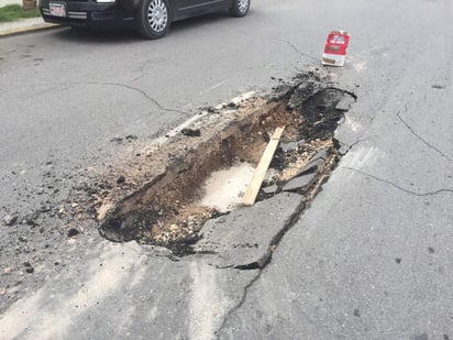 Los vecinos se dieron a la tarea de reportar el problema pero hasta el momento nadie les ha hecho caso, por lo que decidieron color palos, llantas para advertir a los automovilistas del riesgo que corren al circular por dicha artería.  (EL SIGLO DE TORREÓN)