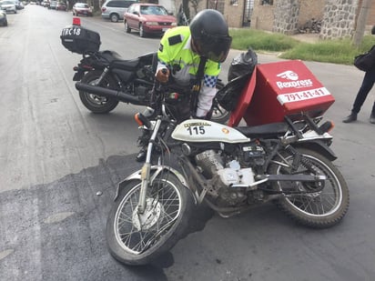 Impacto. El taxi no respetó el alto y se le atravesó al motociclista que circulaba con preferencia, según los peritos de Tránsito. (EL SIGLO DE TORREÓN)