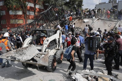 Unión ante la adversidad. Cientos de mexicanos se unen para intentar rescatar a personas con vida de los edificios colapsados en Ciudad de México. El director de Protección Civil lanzó un llamado ayer a los gobiernos de los estados para que envíen rescatistas que estén cerca de la capital y cuenten con equipos especiales. (AGENCIAS)