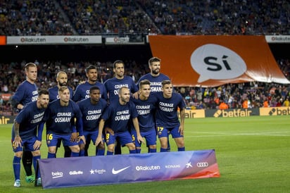 Los jugadores recordaron a Dembélé antes del partido de ayer. Operan con éxito a Ousmane Dembélé