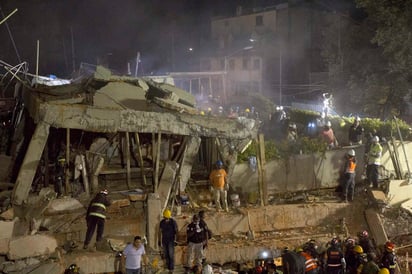 La estructura del edificio colapsado se encuentra muy endeble y antes de continuar con los trabajos se necesita asegurarla para no poner en riesgo las vidas de los brigadistas voluntarios y pertenecientes a grupos civiles. (AP)