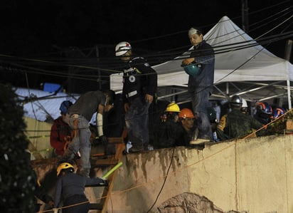 Las secretarías de Marina-Armada de México, de la Defensa Nacional, de Educación Pública, organismos gubernamentales y de la sociedad civil que participan en la búsqueda y rescate en la escuela Enrique Rébsamen pidieron a los padres de niños desaparecidos que se pongan en comunicación. (EFE)