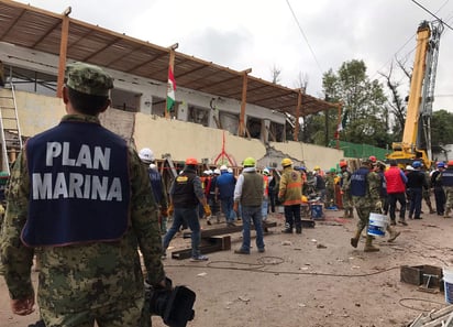 La Secretaría de la Marina descartó más niños atrapados en Rébsamen. (AP) 
