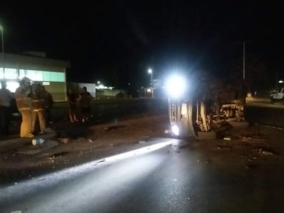 Dicha persona conducía un vehículo a exceso de velocidad con orientación de poniente a oriente y por motivos que se desconocen perdió el control y chocó contra el arbotante para posteriormente terminar volcado. (ESPECIAL)