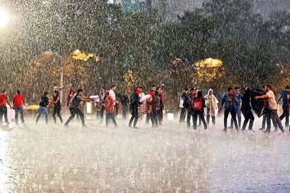 La lluvia no los detiene. Sin importar la hora ni la lluvia, un grupo de jóvenes ayudan en las tareas de auxilio en una de las muchas zonas de desastre de la Ciudad de México. (AGENCIA REFORMA)
