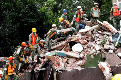 Escombros. Las cifras de las personas muertas y rescatadas no serán definitivas hasta que concluyan las labores de rescate. (AGENCIAS)