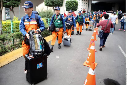 Japoneses. El grupo de brigadistas japoneses que llegaron ayer  se acompañan de cuatro canes especializados en buscar personas. (AGENCIA REFORMA) 