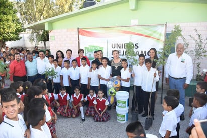 La alcaldesa María Luisa González Achem presidió el evento de reactivación del programa Unidos Mejoramos Tu Escuela, el cual se realizó en la primaria Melquiades Campos de la colonia Benito Juárez. (EL SIGLO DE TORREÓN)