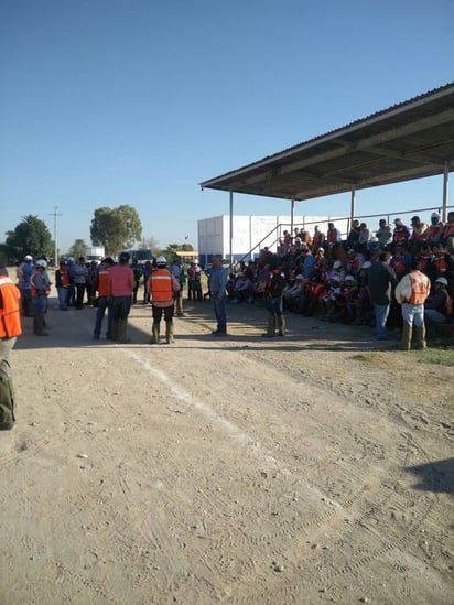 Protesta. Pobladores se manifestaron contra la empresa Chemours; se reunirán el lunes con autoridades. (EL SIGLO DE TORREÓN)