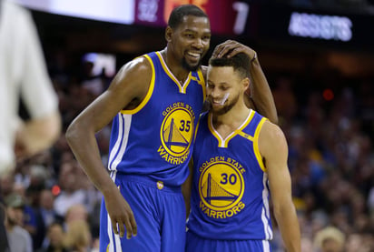 Los Warriors de Golden State inauguran hoy su campo de entrenamiento con vista a la próxima pretemporada de la NBA, donde buscarán ponerse a punto para comenzar la campaña y ganar otro campeonato. (Archivo)   