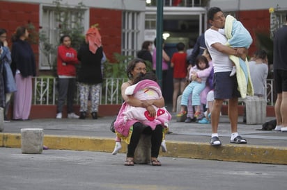 Capitalinos despertaron hoy sábado con la alerta sísmica. (EFE) 