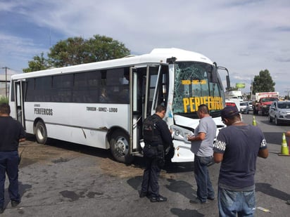 Al lugar acudió personal de Bomberos para esparcir tierra sobre el combustible derramado, así como personal de la Policía Estatal y peritos de Tránsito y Vialidad. (ESPECIAL)