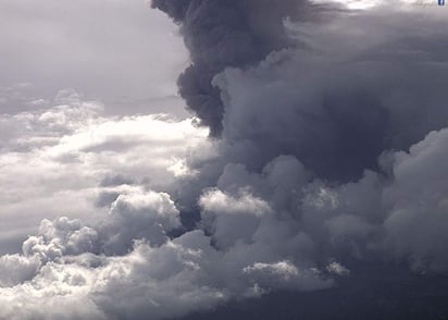 Mediante una infografía, explicó en la red social que la Fase 2 del semáforo prevé el aumento de la actividad volcánica, que implica una pluma de vapor de agua y gas, ligera caída de ceniza en áreas cercanas al coloso y de fragmentos incandescentes, posibilidad de flujos piroclásticos por explosiones, así como flujos de lodo y escombros de corto alcance. (ESPECIAL)