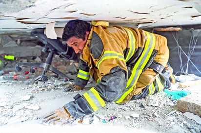 Sin miedo.  Un bombero, que arriesga su vida para buscar sobrevivientes, retrata la actitud del pueblo mexicano. (EL UNIVERSAL)