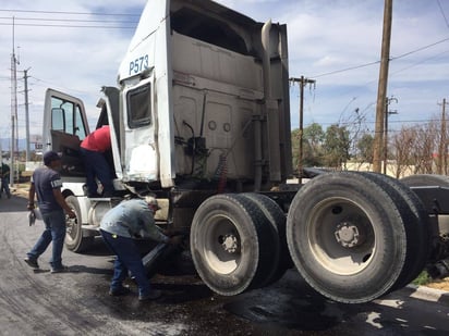 Accidente. Los lesionados fueron auxiliados por paramédicos de Cruz Roja y personal del Cuerpo de Bomberos de Gómez Palacio. (EL SIGLO DE TORREÓN)