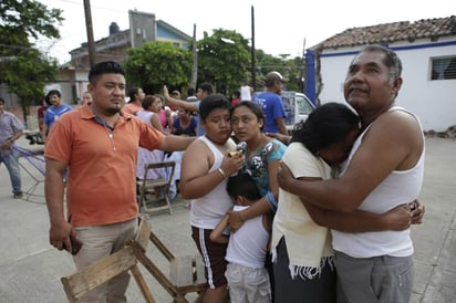 Susto. Habitantes de Asunción Ixtaltepec, Oaxaca, se repliegan en las calles tras el sismo que los sorprendió la mañana de ayer. Algunas personas tienen casas de campaña instaladas en las avenidas luego de que sus hogares presentaran daños por los sismos de este mes.
