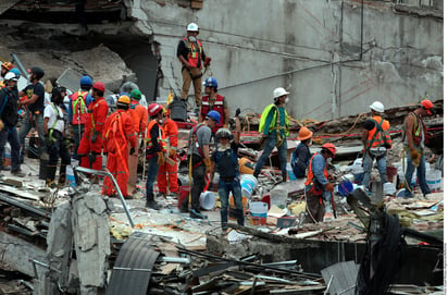 Dificultad. Las labores en Álvaro Obregón 286 han sido complicadas porque el edificio es muy robusto y el concreto muy pesado.
